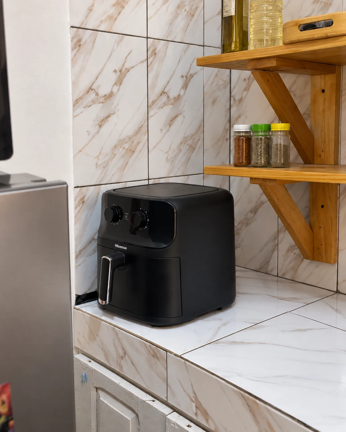 L’air fryer de la cuisine, le plan de travail et les étagères en bois