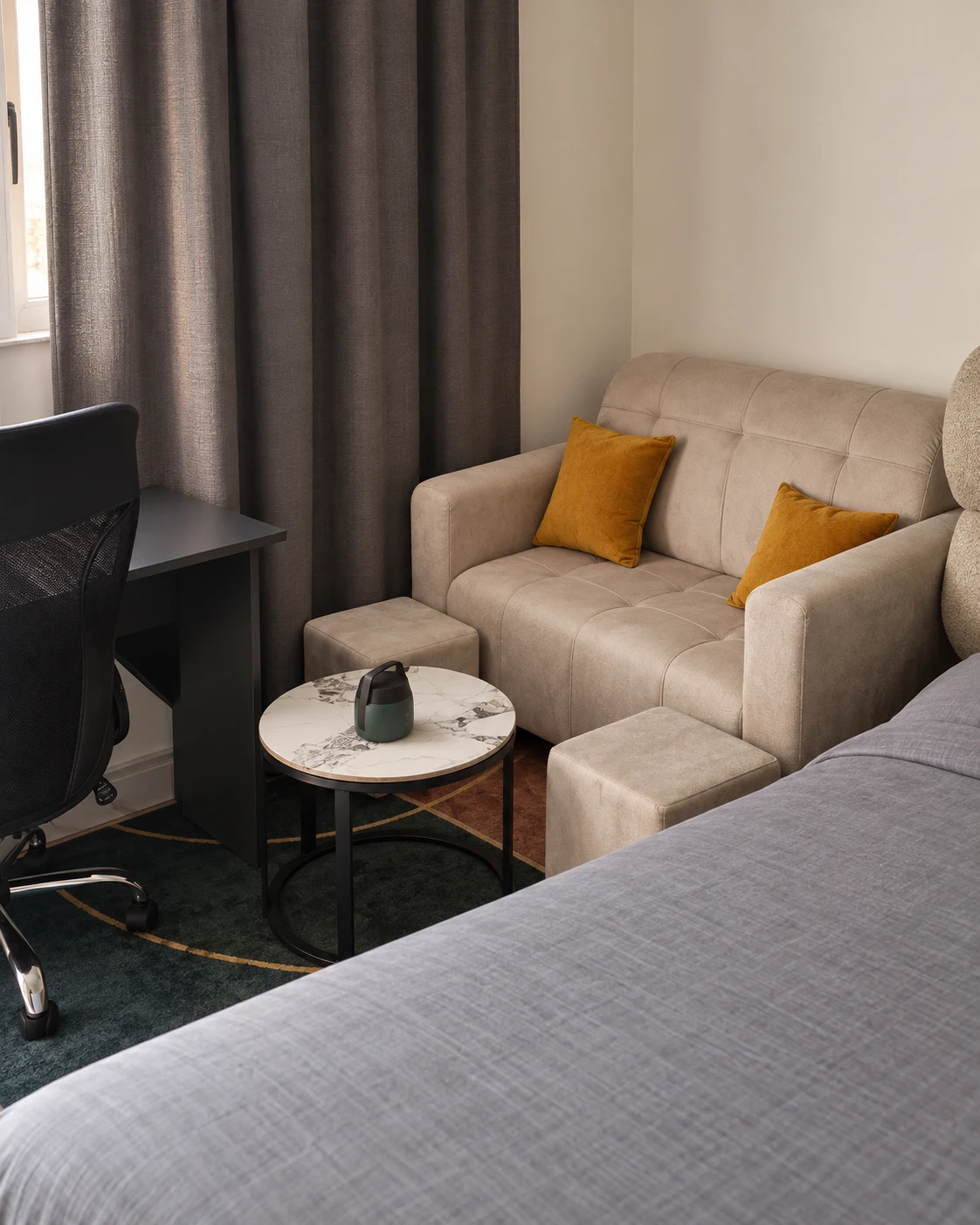 Le studio Babuxury : lit deux places, canapé aux coussins moutarde, bureau et climatisation